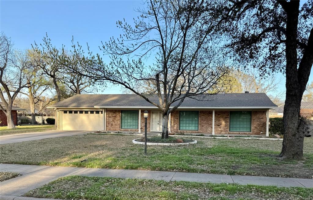 1807 Cresthaven Drive Pantego, TX 76013 - Photo 1 of 40