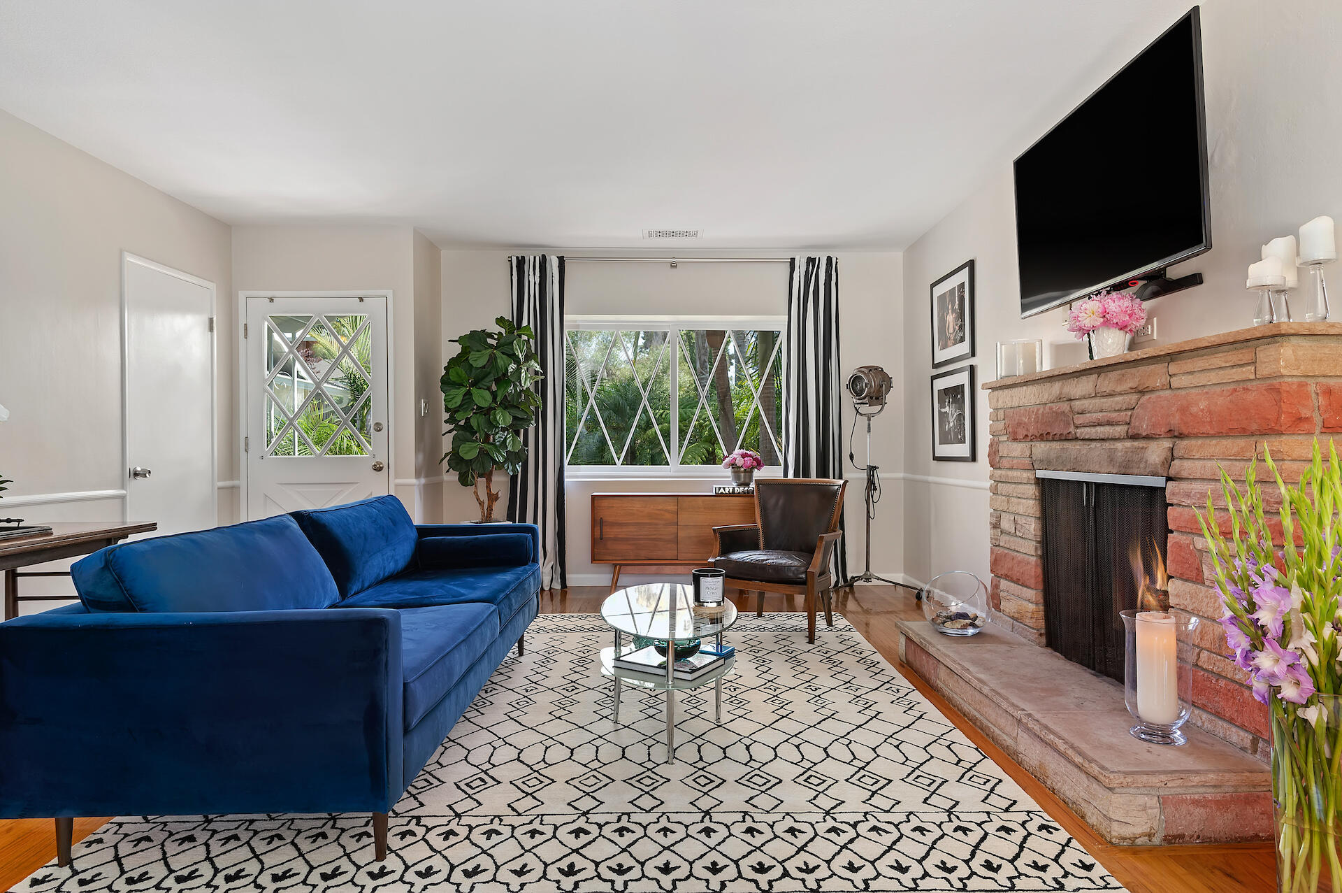 514 Tallant Road Santa Barbara, CA 93105 - Photo 16 of 33 19 - Living Room
