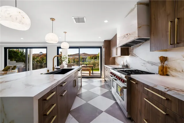 $3,995,000 | 5 Curl Drive, Corona del Mar, CA 92625