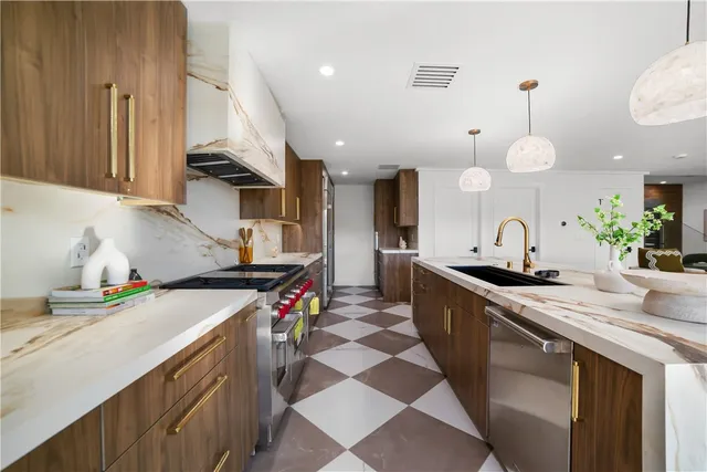 $3,995,000 | 5 Curl Drive, Corona del Mar, CA 92625