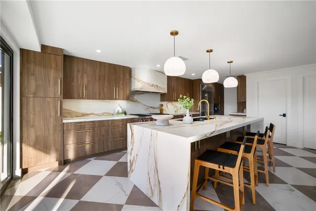 $3,995,000 | 5 Curl Drive, Corona del Mar, CA 92625