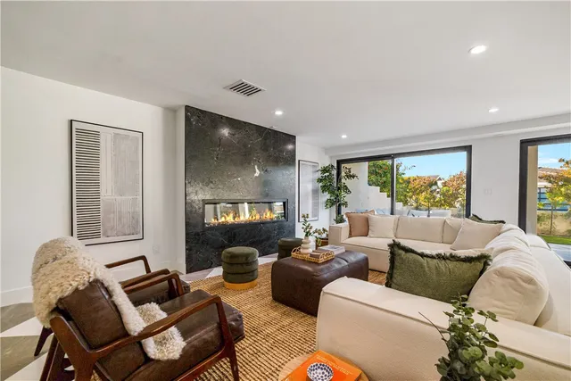 $3,995,000 | 5 Curl Drive, Corona del Mar, CA 92625