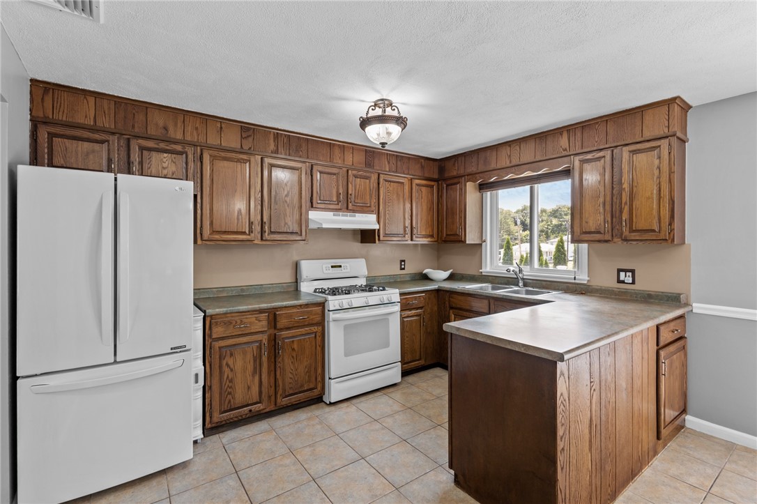 38 Bateman Avenue Cranston, RI 02920 - Photo 3 of 41
