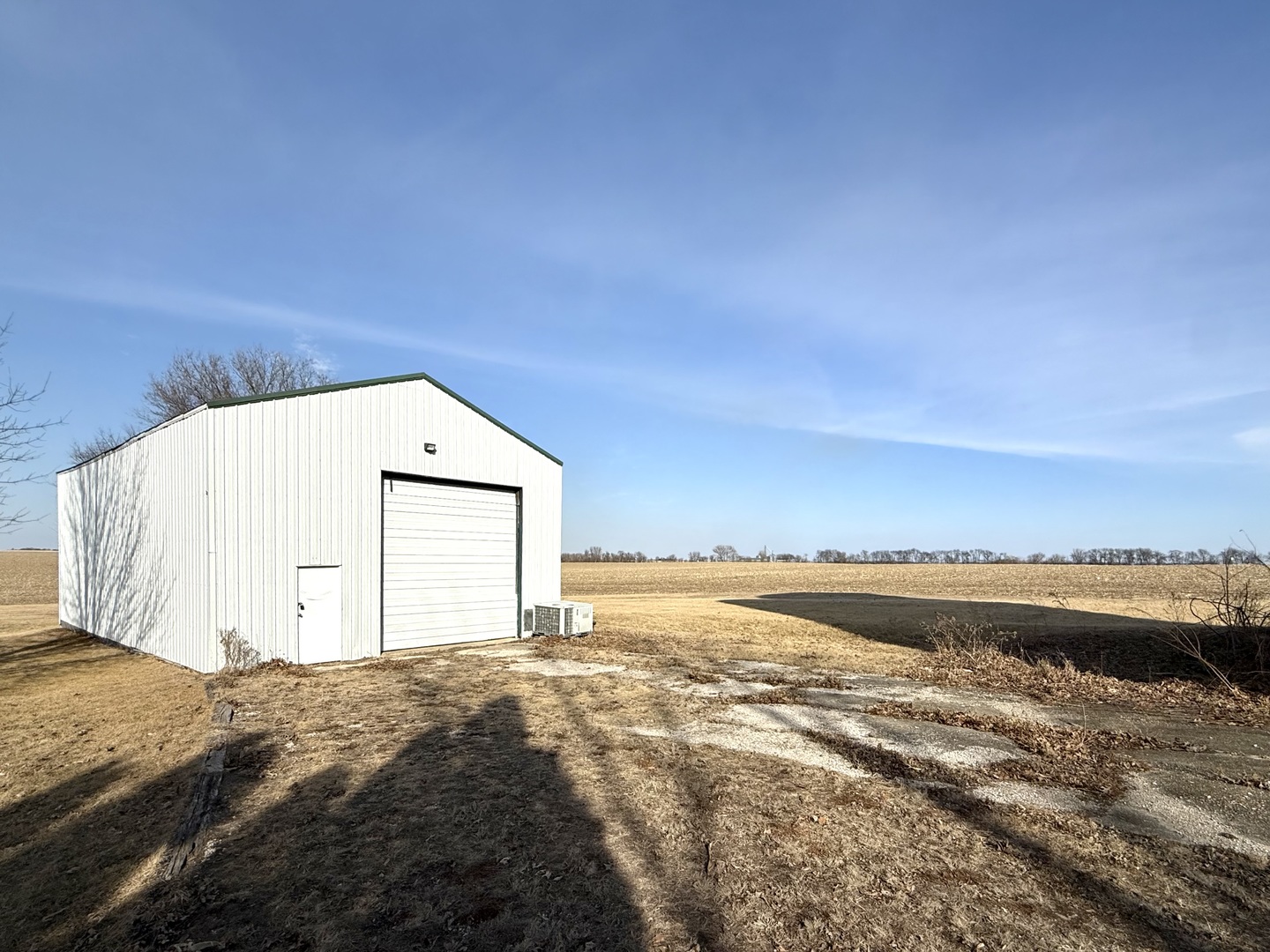 4799 South Center Road Rochelle, IL 61068 - Photo 8 of 30 a view of ocean and mountain