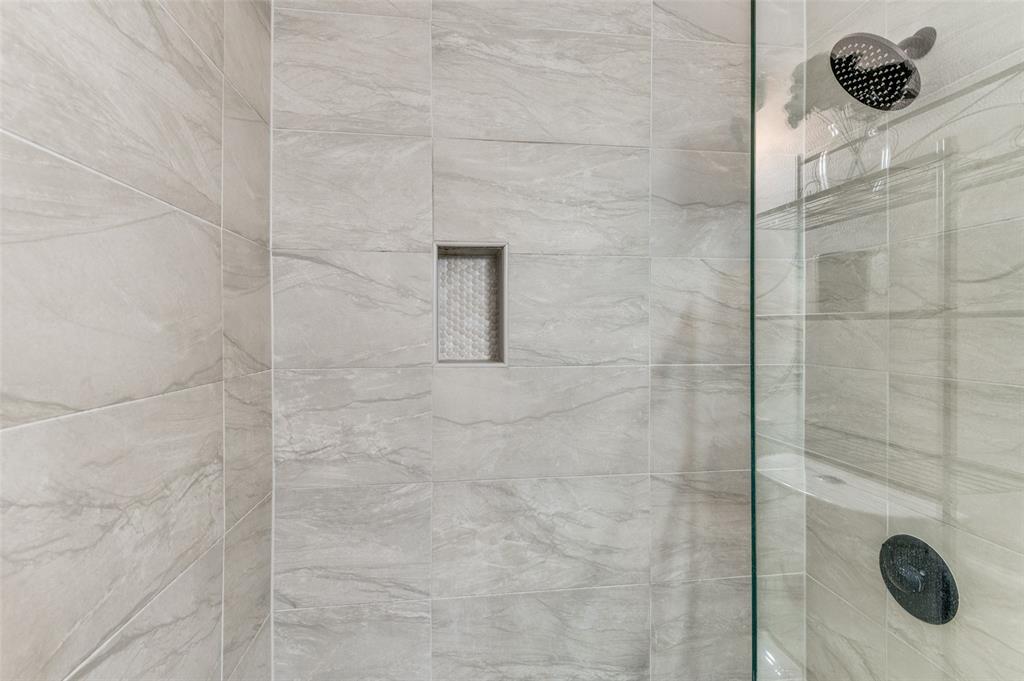 2110 Randy Snow Road, Unit 313 Arlington, TX 76011 - Photo 21 of 25 a bathroom with shower
