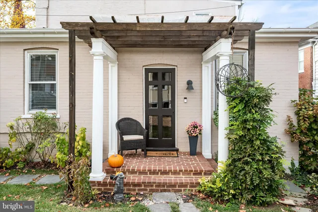 $2,100 | 6 East Cecil Street, Winchester, VA 22601