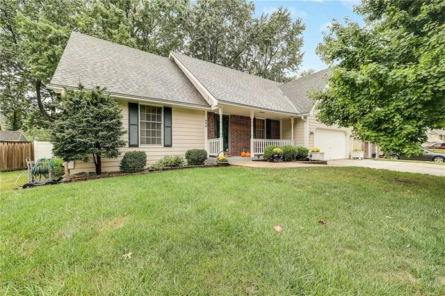 $375,000 | 904 Northwest Oakridge Drive, Blue Springs, MO 64015