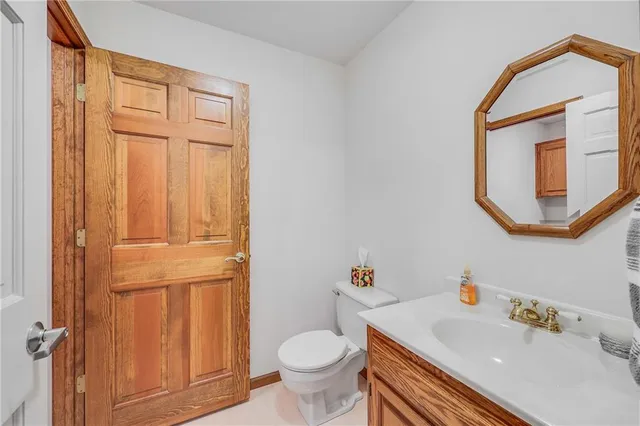 $375,000 | 904 Northwest Oakridge Drive, Blue Springs, MO 64015