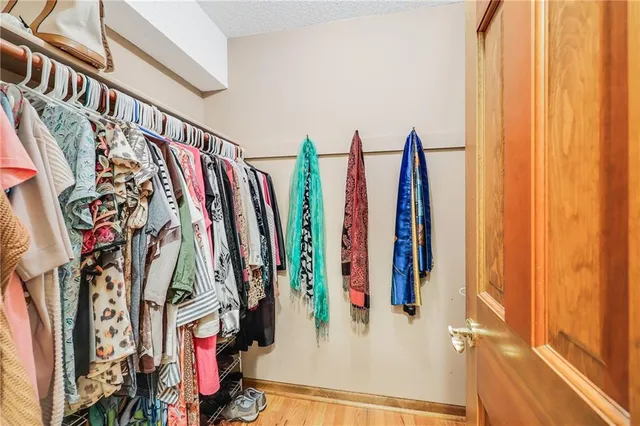 $375,000 | 904 Northwest Oakridge Drive, Blue Springs, MO 64015