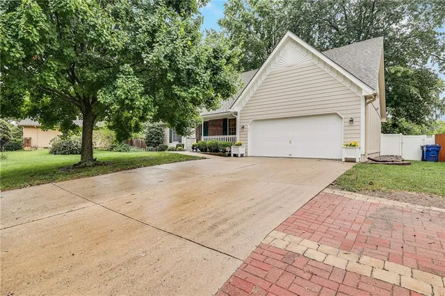 $375,000 | 904 Northwest Oakridge Drive, Blue Springs, MO 64015