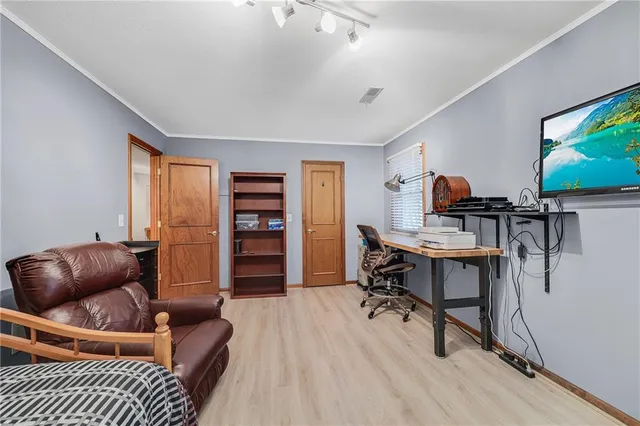 $375,000 | 904 Northwest Oakridge Drive, Blue Springs, MO 64015