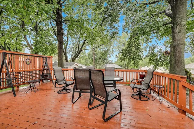 $375,000 | 904 Northwest Oakridge Drive, Blue Springs, MO 64015