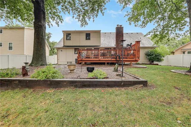 $375,000 | 904 Northwest Oakridge Drive, Blue Springs, MO 64015