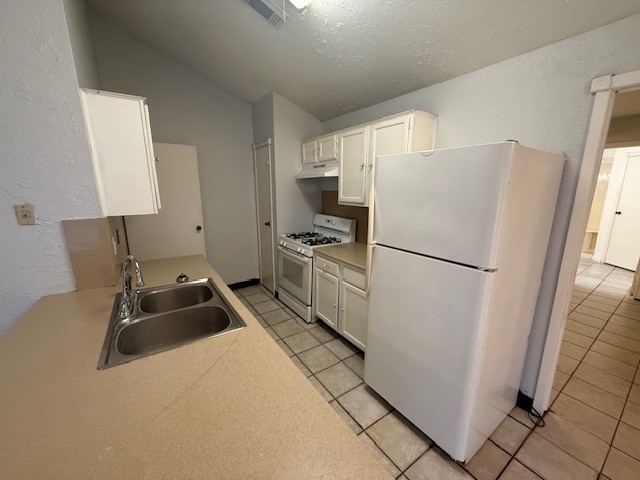 3105 Oak Rock Spring, TX 77373 - Photo 5 of 14 a kitchen with a refrigerator a stove a sink and a window