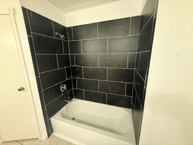 3105 Oak Rock Spring, TX 77373 - Photo 10 of 14 a bathroom with a bathtub