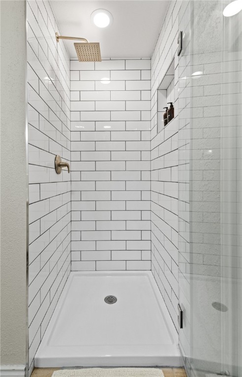 4658 Oso Parkway Corpus Christi, TX 78413 - Photo 20 of 33 a bathroom with a shower and a bathtub