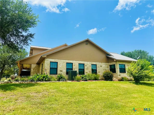 $1,599,000 | 1020 East Fm 532, Hallettsville, TX 77964