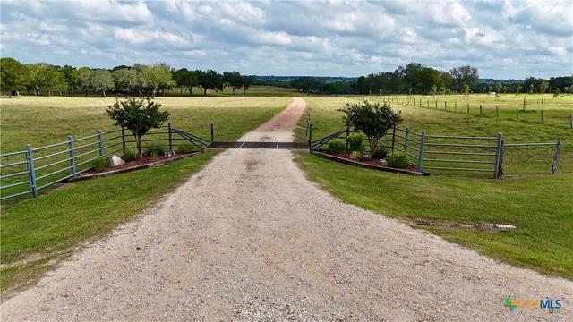 $1,599,000 | 1020 East Fm 532, Hallettsville, TX 77964
