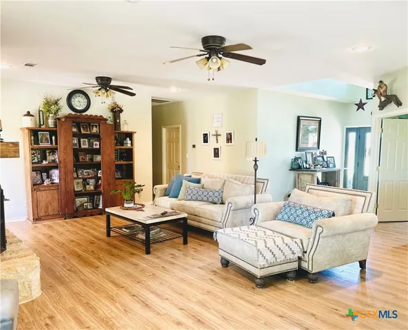 $1,599,000 | 1020 East Fm 532, Hallettsville, TX 77964