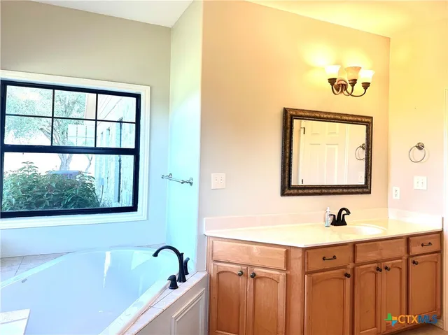 $1,599,000 | 1020 East Fm 532, Hallettsville, TX 77964