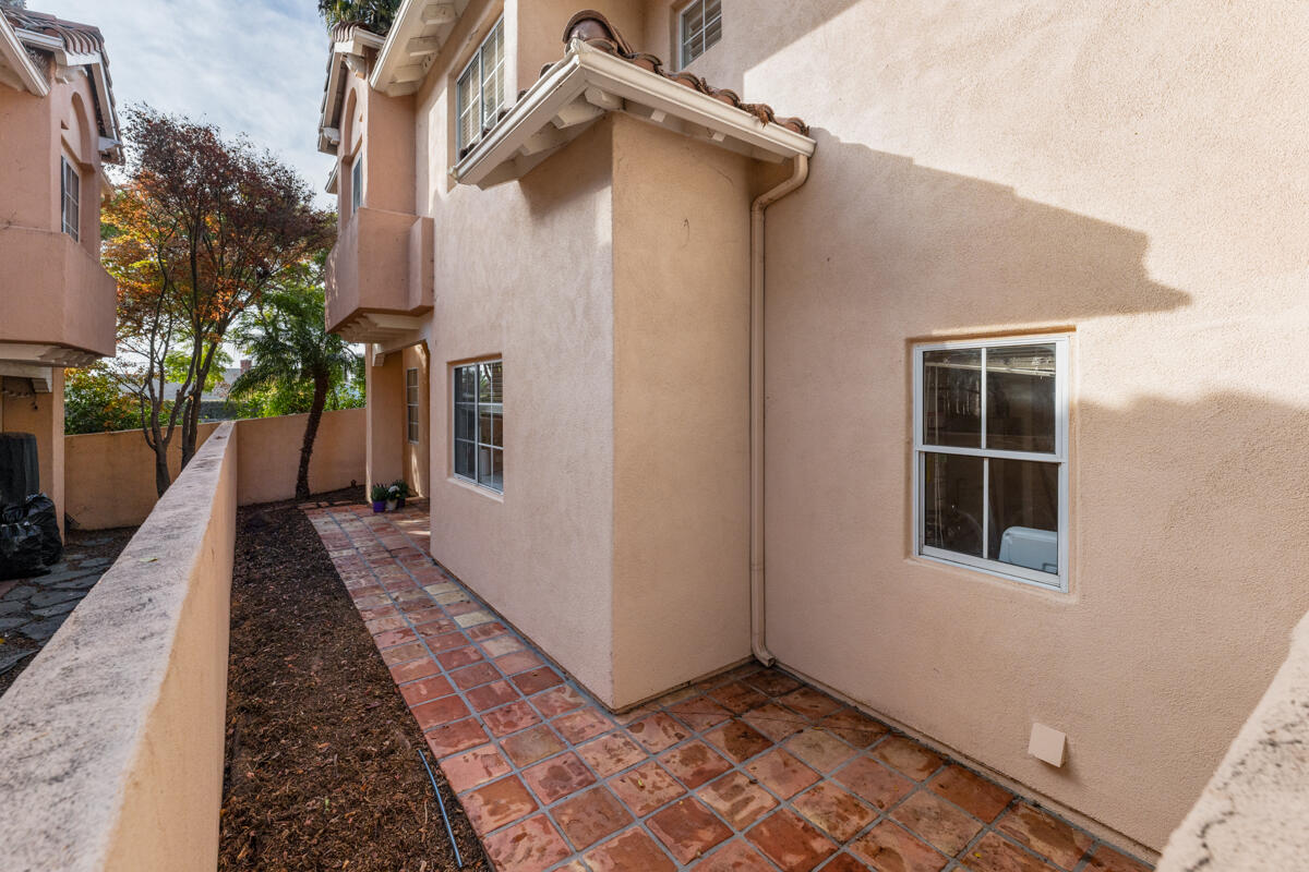 314 La Salle Road Goleta, CA 93117 - Photo 34 of 45 Side yard