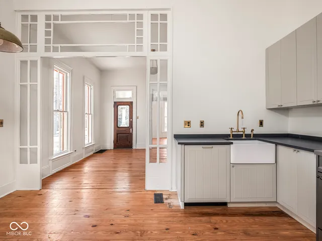 $2,300 | 1118 East St Clair Street, Indianapolis, IN 46202