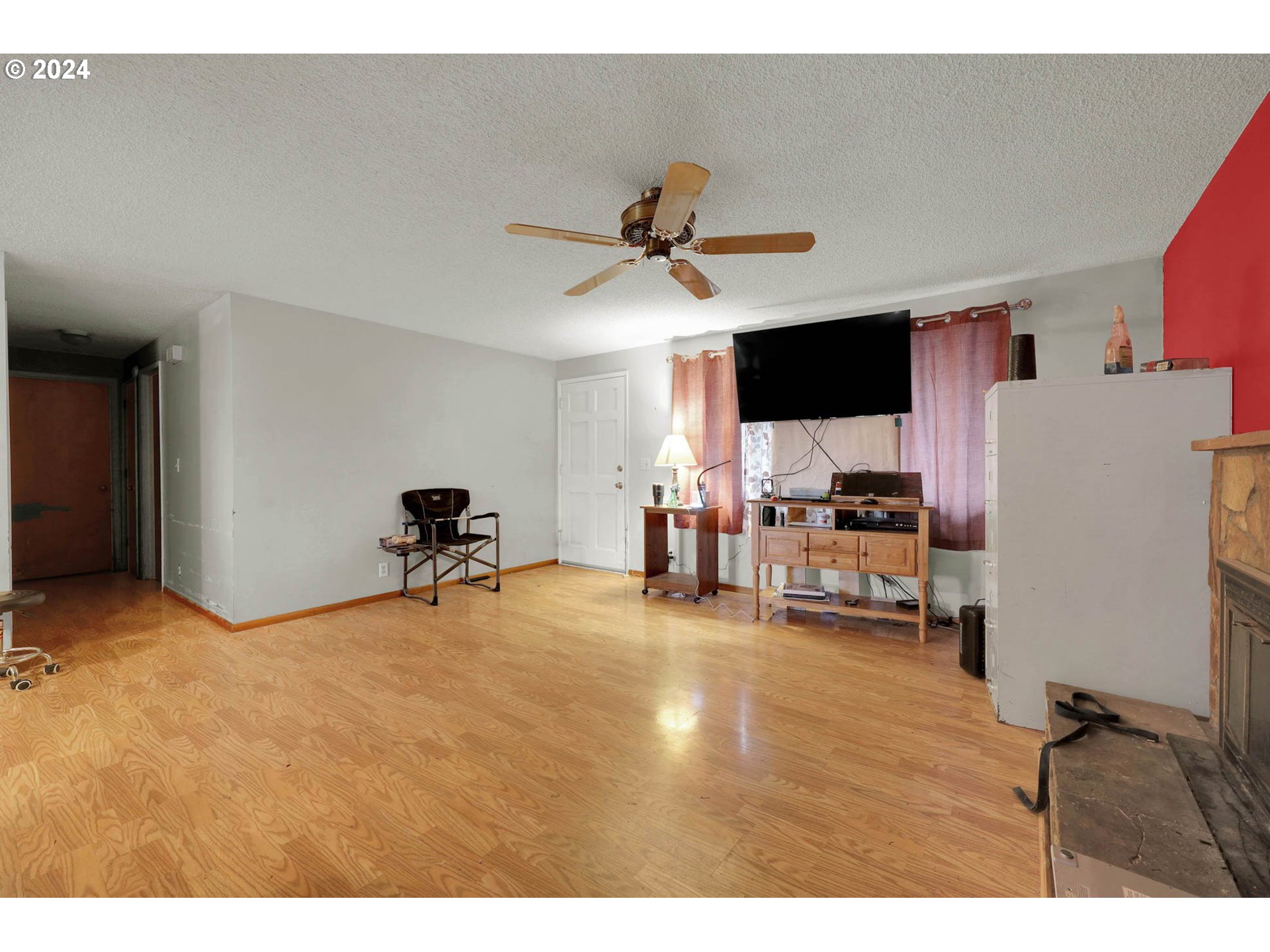 584 North 49th Street Springfield, OR 97478 - Photo 8 of 28 a living room with furniture and a flat screen tv