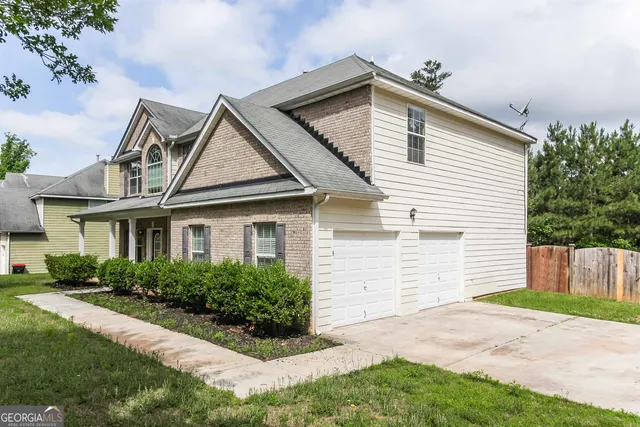 a view of a house with a yard