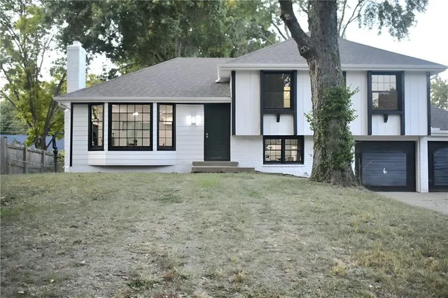 $313,999 | 1212 Southeast Briarcroft Street, Lee's Summit, MO 64063