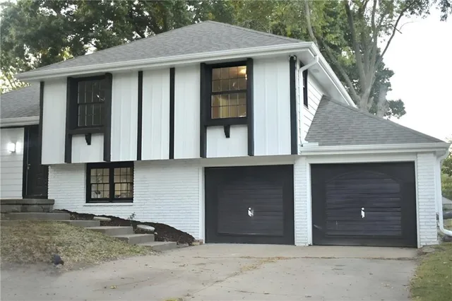$313,999 | 1212 Southeast Briarcroft Street, Lee's Summit, MO 64063
