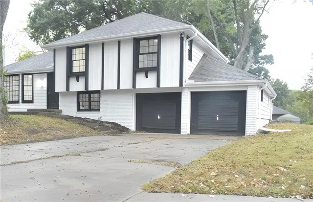 $313,999 | 1212 Southeast Briarcroft Street, Lee's Summit, MO 64063