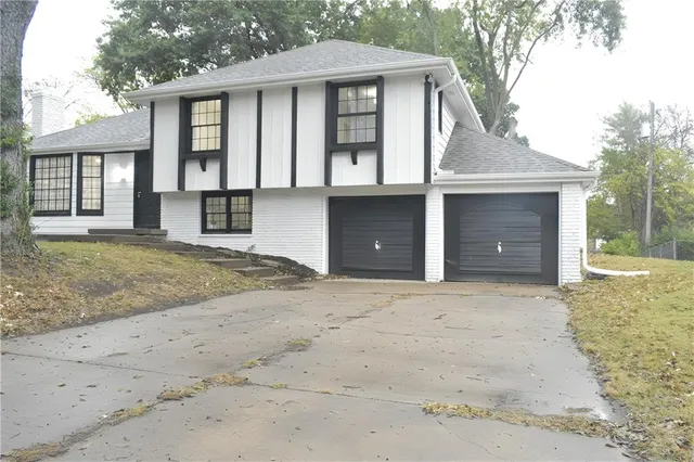 $313,999 | 1212 Southeast Briarcroft Street, Lee's Summit, MO 64063