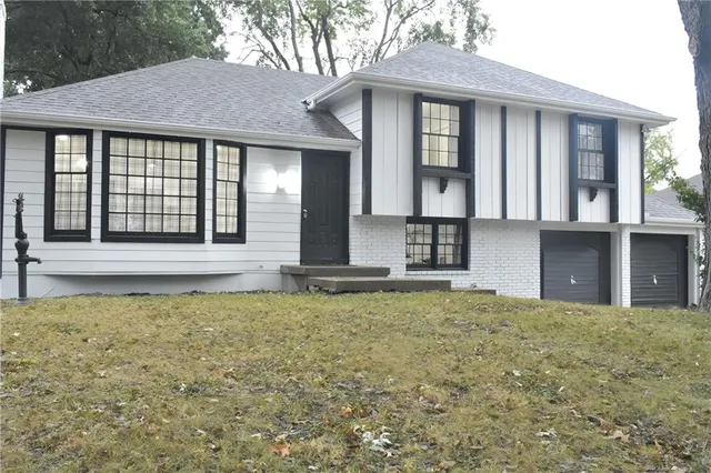 $313,999 | 1212 Southeast Briarcroft Street, Lee's Summit, MO 64063