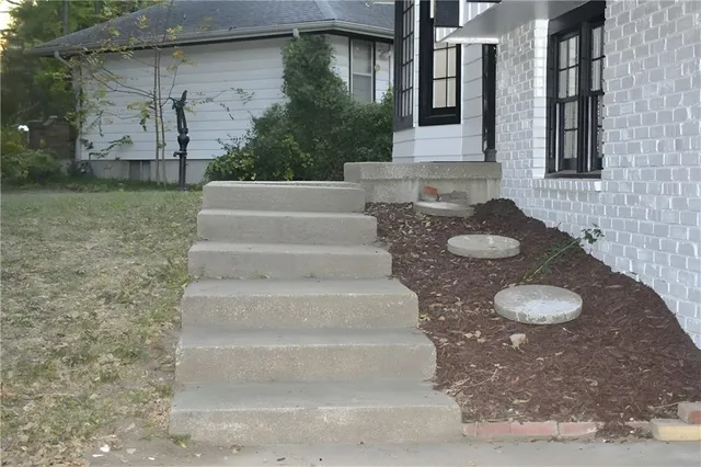 $313,999 | 1212 Southeast Briarcroft Street, Lee's Summit, MO 64063