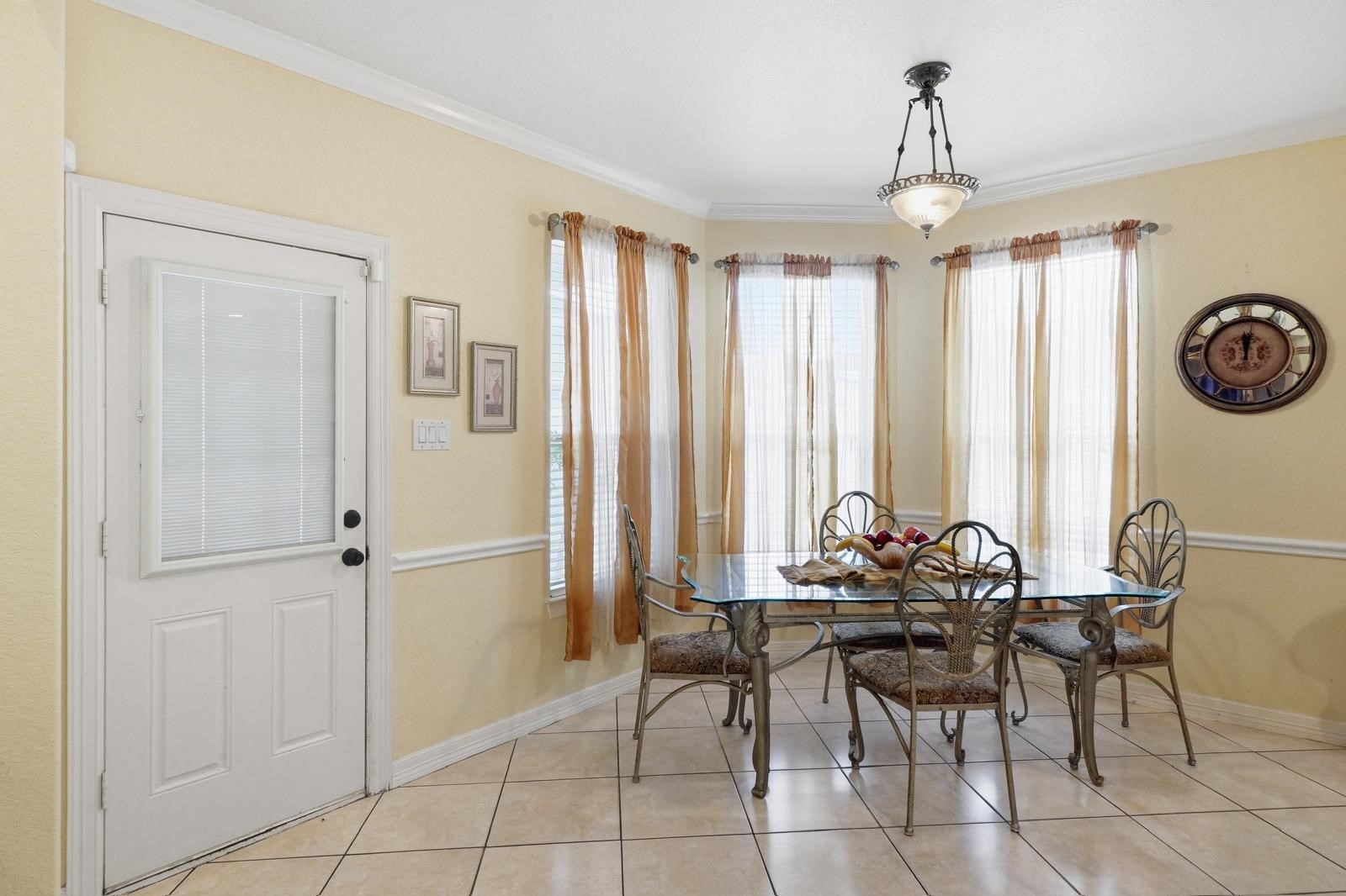 247 Old Spring Lane Houston, TX 77015 - Photo 6 of 25 a view of a livingroom with furniture and window
