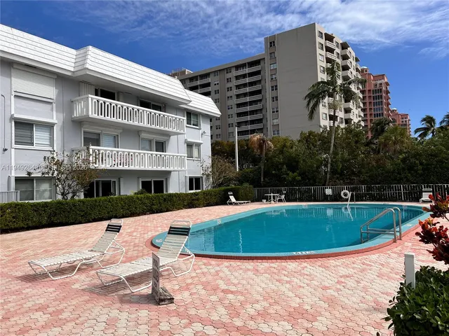 $2,500 | 100 Edgewater Drive, Unit 140, Coral Gables, FL 33133