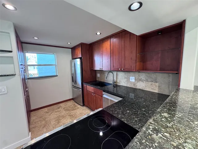 $2,500 | 100 Edgewater Drive, Unit 140, Coral Gables, FL 33133