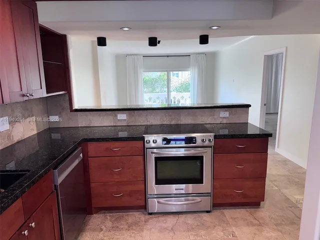 $2,500 | 100 Edgewater Drive, Unit 140, Coral Gables, FL 33133