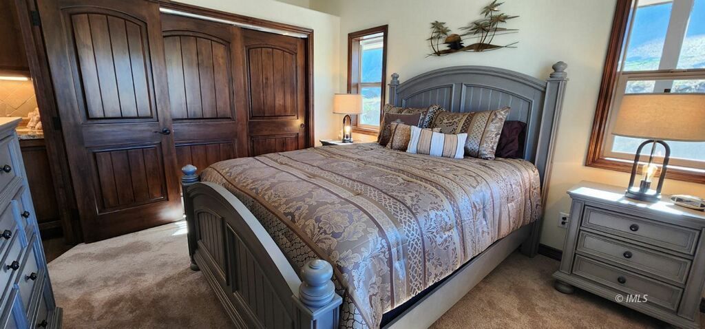 75 Ridgeview Bishop, CA 93514 - Photo 15 of 35 a bedroom with a bed and a mirror on dresser