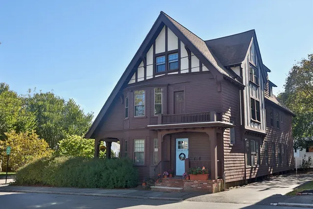 a view of a parking area