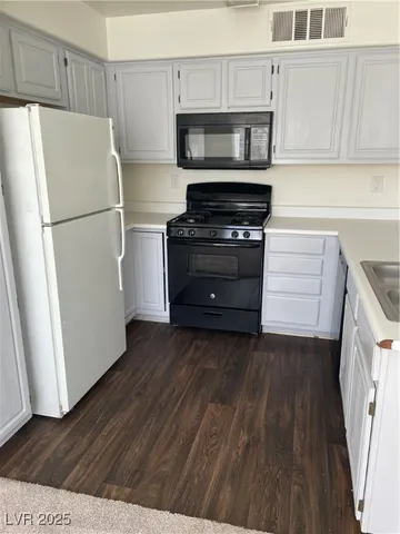 $1,150 | 5710 East Tropicana Avenue, Unit 2033, Las Vegas, NV 89122