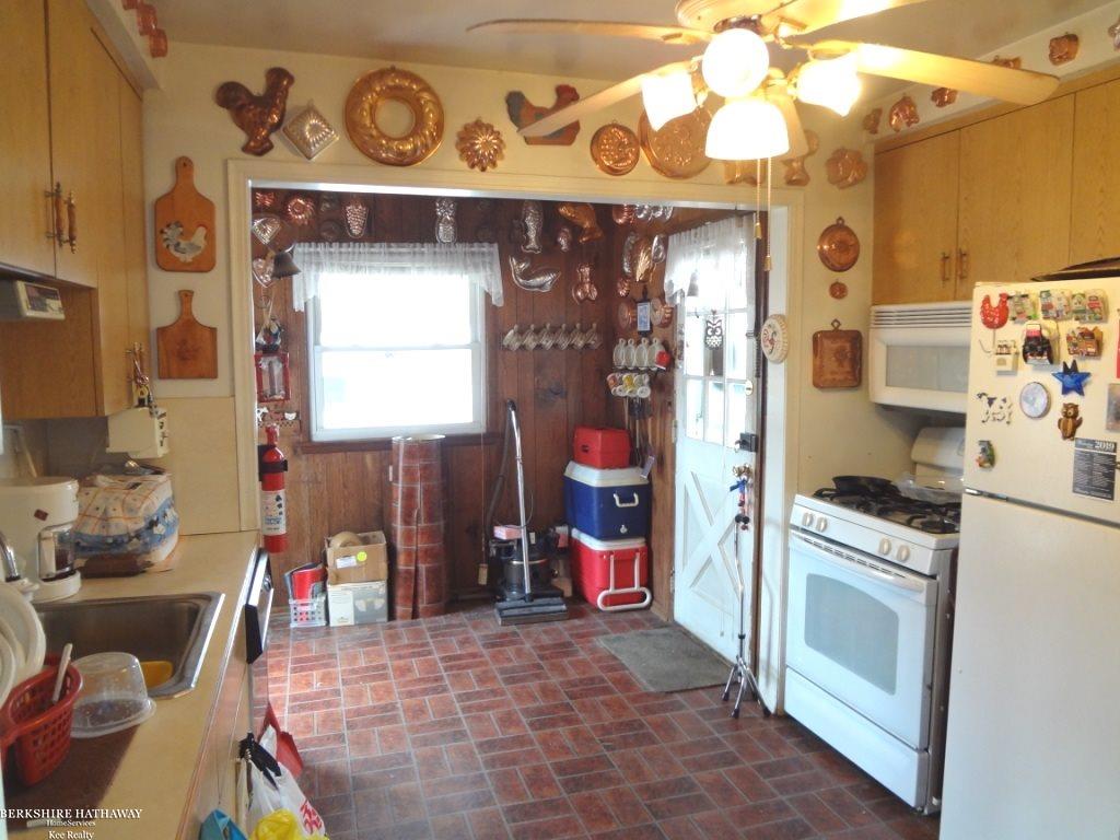 64 Devonshire Road Pleasant Ridge, MI 48069 - Photo 7 of 22 31378670-6.JPG