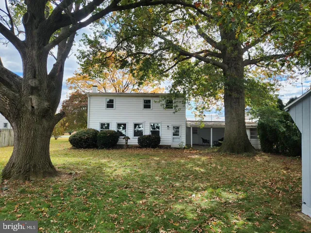 a view of a house with backyard