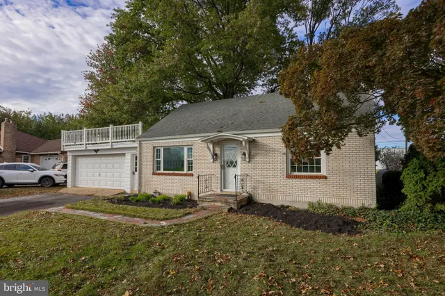 a view of a house with backyard and garden