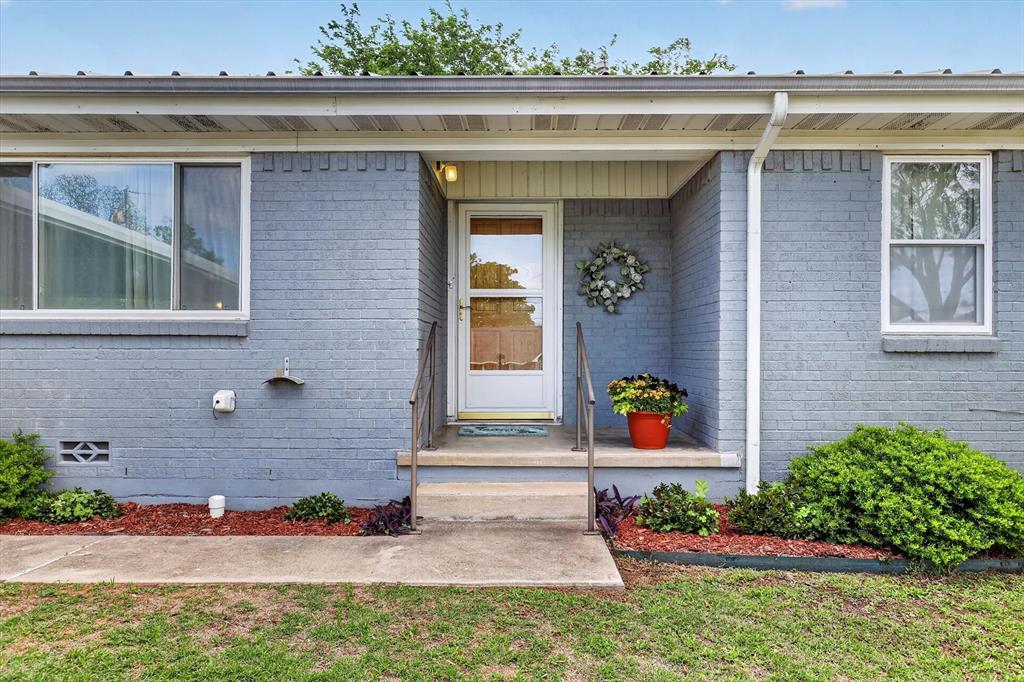 624 North Ave A Springtown, TX 76082 - Photo 5 of 29 a front view of a house with outdoor space