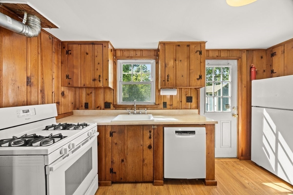 111 Hartford Road Marshfield, MA 02050 - Photo 4 of 24
