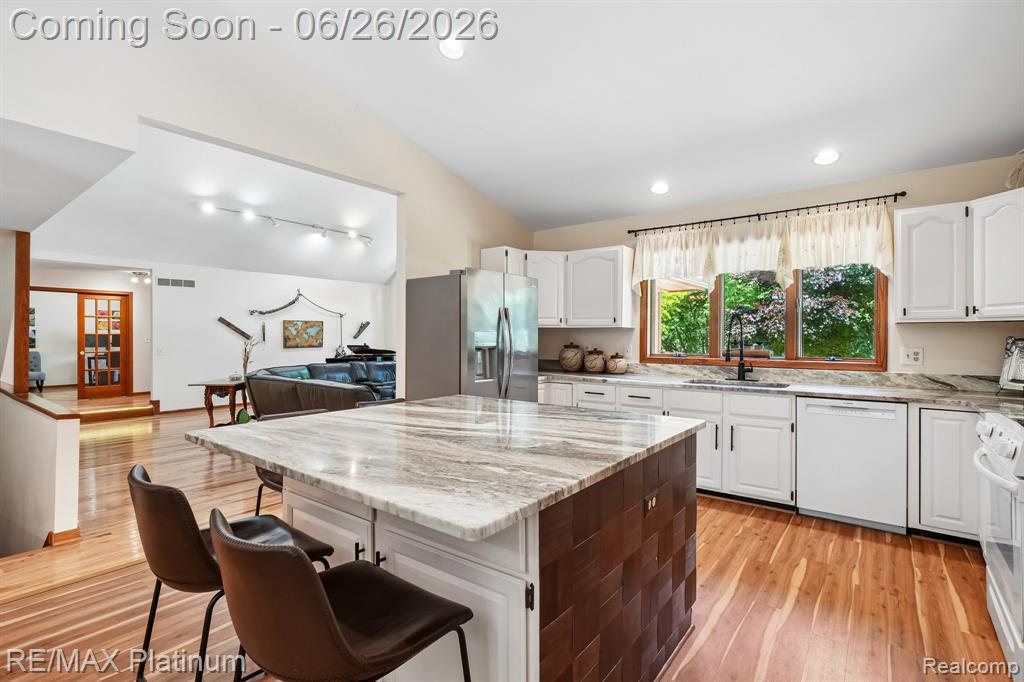 6100 Oak Valley Road Brighton, MI 48116 - Photo 4 of 47