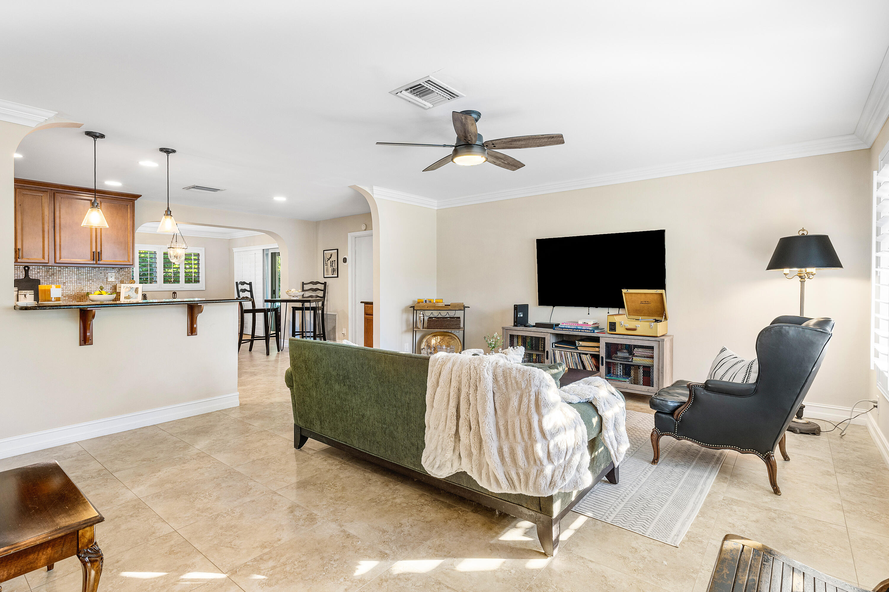770 Northwest 3rd Avenue Boca Raton, FL 33432 - Photo 6 of 45 Living Room