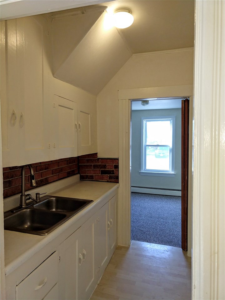 548 Rimmon Street Manchester, NH 03102 - Photo 9 of 38