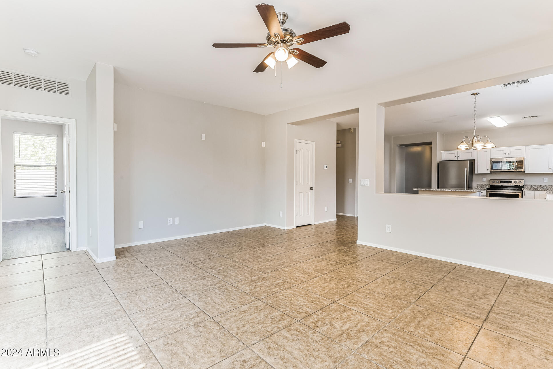 004-photo-living-room-13893401